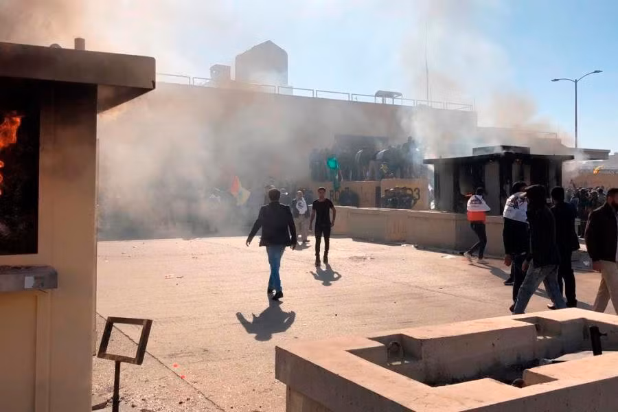 Việc triển khai khí tài quân sự của Iran tới Iraq diễn ra trong bối cảnh căng thẳng gia tăng giữa Washington và Tehran sau cuộc tấn công nhằm vào Đại sứ quán Mỹ ở Baghdad hôm 23-12.