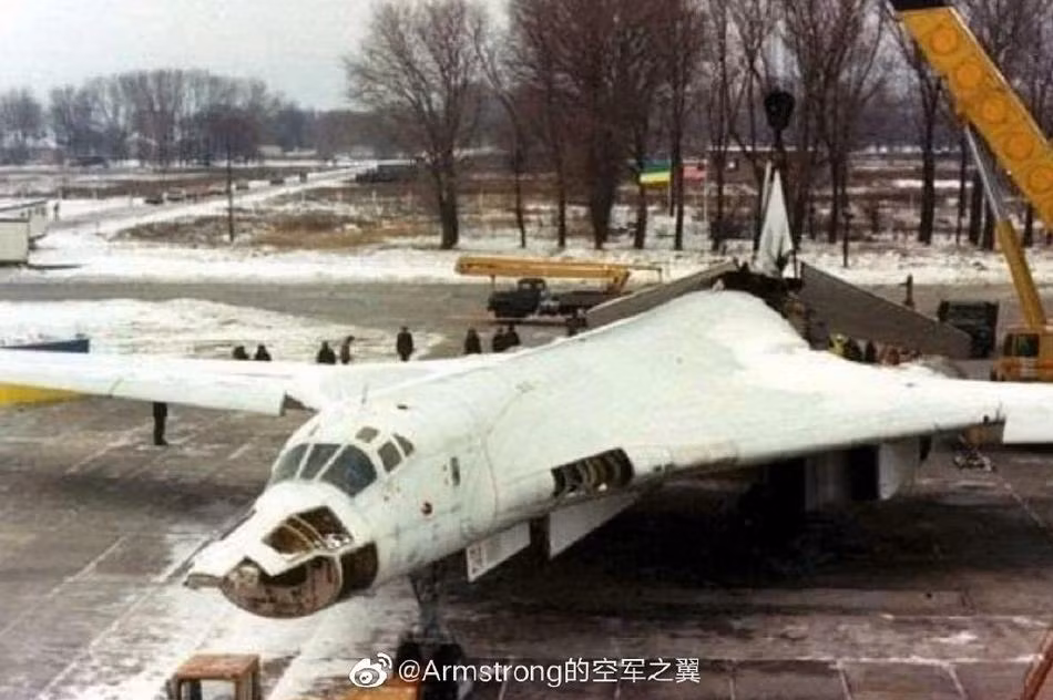 Trong giai đoạn từ năm 1993 tới năm 1996, phía Nga đã nhiều lần kiểm tra dàn máy bay ném bom Tu-160 thuộc sở hữu của Ukraine và cho rằng tất cả đều nằm trong điều kiện tốt. Tuy nhiên cái giá mà Ukraine đưa ra cho việc mua lại toàn bộ 19 chiếc oanh tạc cơ này lên tới 3 tỷ USD và không được Nga chấp thuận. Nguồn ảnh: Sina.