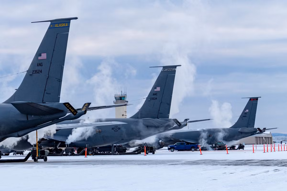 Thứ ba, các máy bay chiến đấu phiên bản MiG-31BM đã được triển khai tới Chukotka có thể nhanh chóng được thay thế bằng MiG-31K, và đây là một cấp độ khả năng chiến đấu hoàn toàn khác.