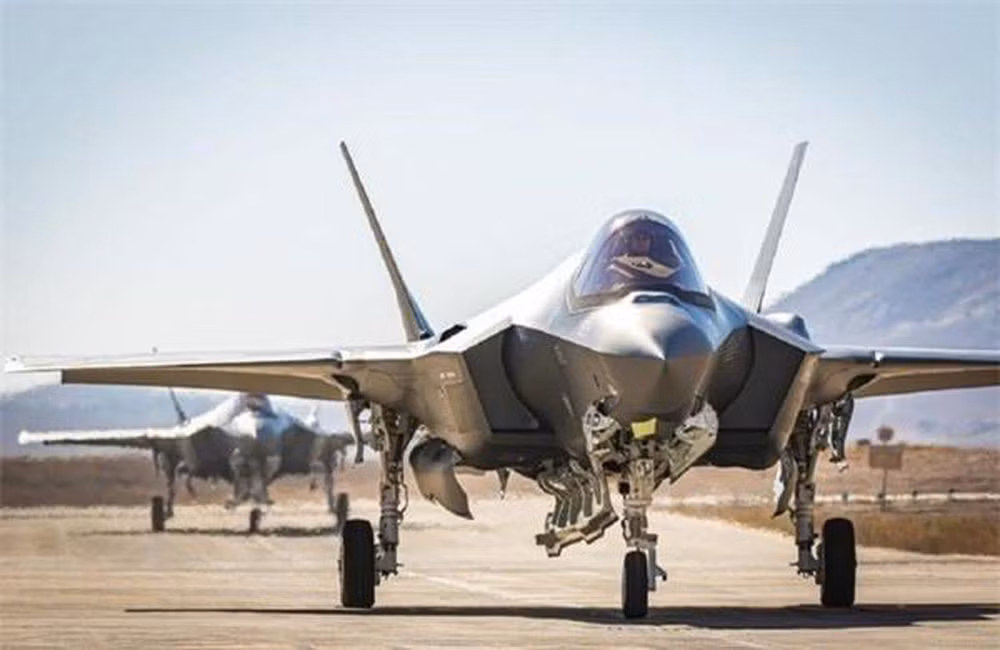 Cùng ngày, truyền thông Israel thông báo, một chiếc tiêm kích F-35 của không quân Israel đã bị một con chim làm hỏng. Hơn nữa, vụ tai nạn được cho là xảy ra hai tuần trước các sự kiện trên. Nhà chức trách ngay lập tức thông báo cho nhà sản xuất Lockheed Martin.