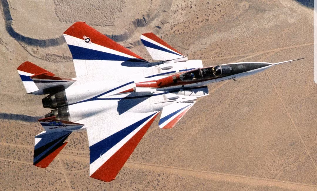 Hai cánh phụ này dù làm chiếc F-15 STOL/MTD nặng hơn phiên bản gốc nhưng bù lại, diện tích bề mặt cánh lại tăng lên giúp máy bay có thêm rất nhiều lực nâng. Kết quả là chiếc tiêm kích này có khả năng cất cánh với đường băng ngắn hơn tới 78% so với bản gốc và bay được tốc độ chậm kỷ lục chỉ 67 km/h. Nguồn ảnh: BI.