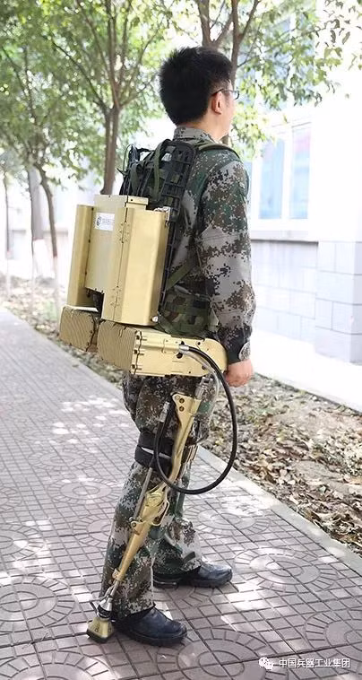 Khung xương trợ lực thế hệ đầu tiên được quân đội Trung Quốc tự nghiên cứu và phát triển. Nguồn ảnh: Sina.