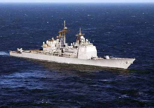 Cụ thể, tàu USS Port Royal được trang bị 122 giếng phóng thẳng đứng, có khả năng triển khai được đầy đủ các loại tên lửa đối hải, đối không hay tên lửa hành trình, tên lửa đạn đạo đang được biên chế trong lực lượng. Nguồn ảnh: Pinterest.