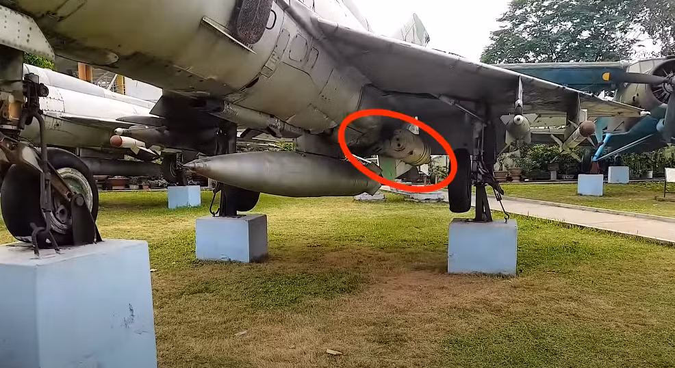 Cận cảnh hệ thống trợ lực cất cánh trên chiếc chiến đấu cơ MiG-21 được Việt Nam sử dụng. Tới nay, toàn bộ hệ thống này vẫn đang được trưng bày tại bảo tàng. Nguồn ảnh: Dangkhoa.