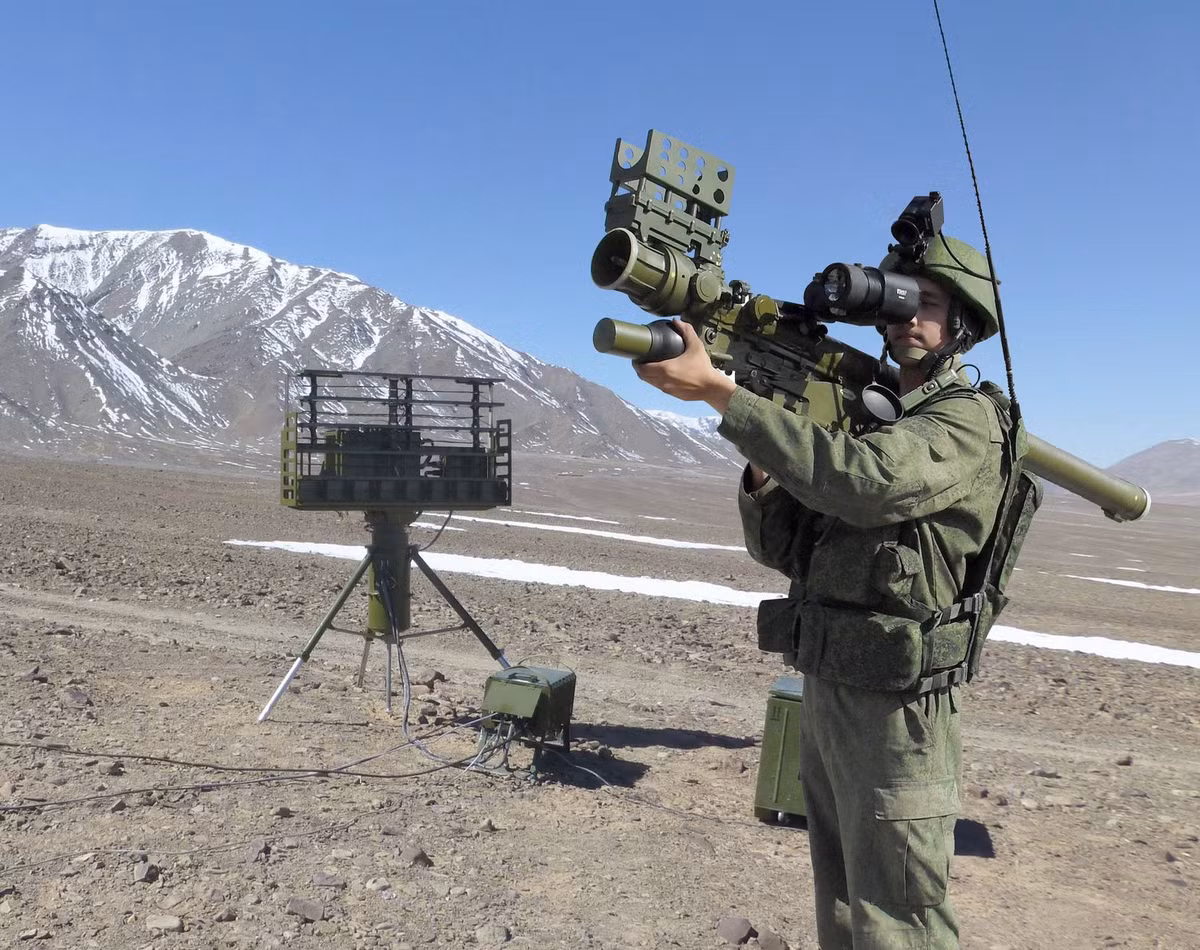 Tuy nhiên theo một chuyên gia quân sự Nga thì các đường nét bên ngoài của tổ hợp MANPADS này rất giống với QW-18 của Trung Quốc, được trình diễn lần đầu tiên cách đây khoảng 5 năm.