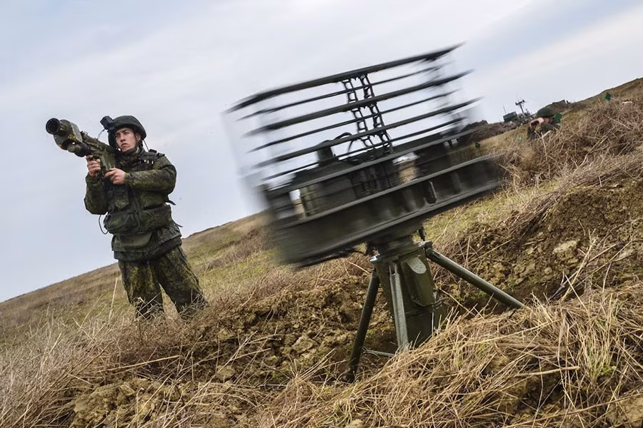 Verba MANPADS có thể nhìn thấy mục tiêu trong 3 dải tần số, vì vậy nó đủ khả năng phát hiện máy bay không người lái và tên lửa phát ra bức xạ nhiệt yếu, ngay cả khi kẻ thù sử dụng mồi bẫy và nguồn sáng laser gây chói.