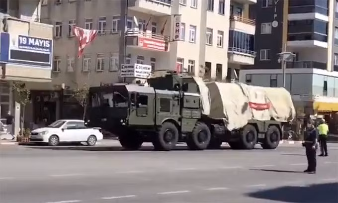 Cụ thể đây là bài kiểm tra dành cho tổ hợp tên lửa S-400 Triumf diễn ra ở thành phố Sinop, trên bờ Biển Đen của Thổ Nhĩ Kỳ. Khi đó Hy Lạp đã theo dõi chặt chẽ hành động của đối tác NATO, tuyên bố việc Ankara thử vũ khí " đe dọa sự an toàn của các chuyến bay ở Đông Địa Trung Hải".
