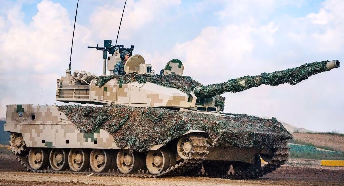 Kích thước của xe tăng Type 15 cũng nhỏ hơn T-90 khi nó chỉ dài 9,2 mét và rộng 3,3 mét. Dòng xe tăng chủ lực của Nga có chiều dài tới 9,63 mét và rộng tới 3,78 mét khiến nó khó xoay sở hơn trong không gian chật hẹp. Nguồn ảnh: Sohui.