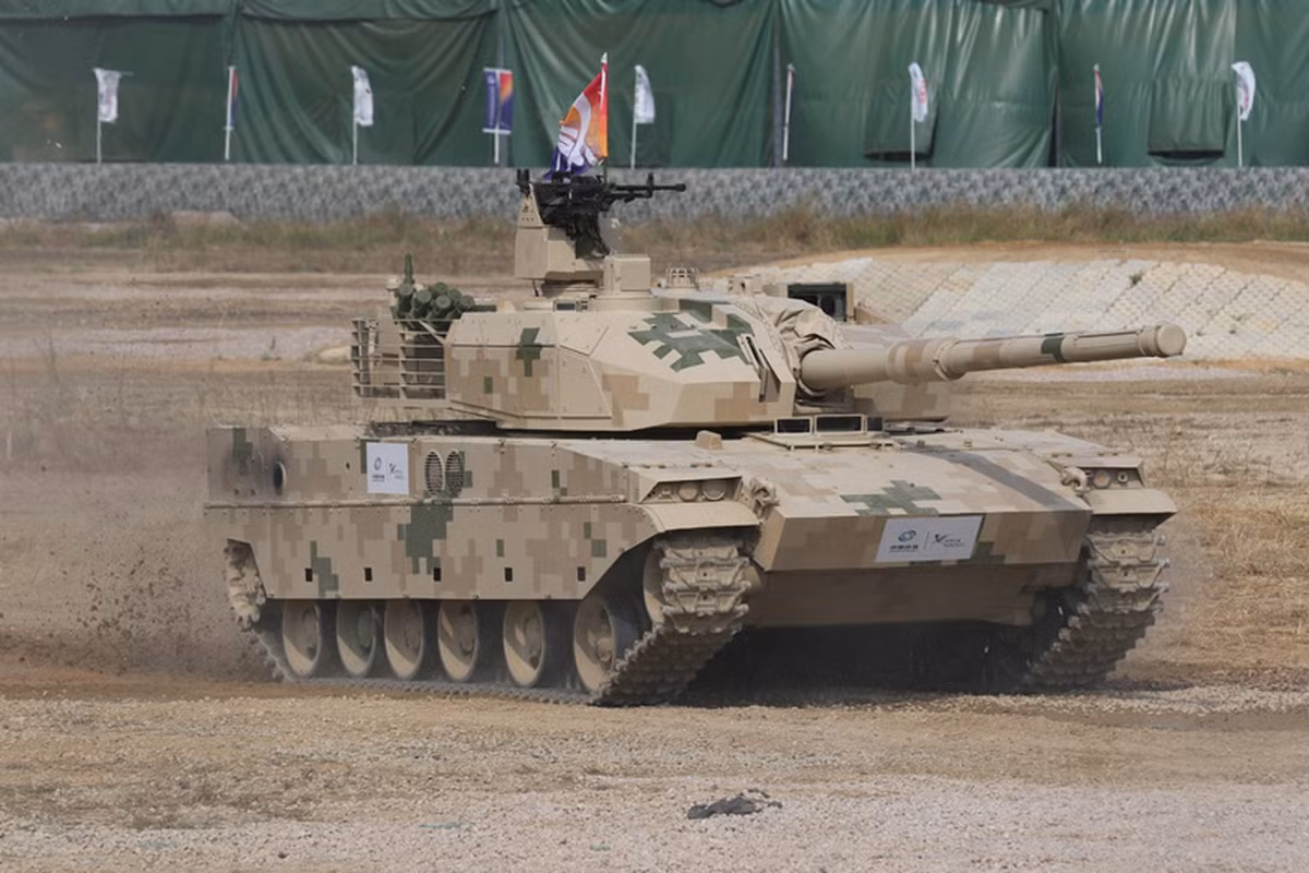 Tuy nhiên do là xe tăng hạng nhẹ, Type 15 của Trung Quốc sẽ thua kém hơn T-90 về mặt hỏa lực khi nó chỉ được trang bị pháo nòng xoáy 105mm, giáp bảo vệ cũng kém hơn nhiều so với xe tăng chủ lực T-90. Nguồn ảnh: Sohui.