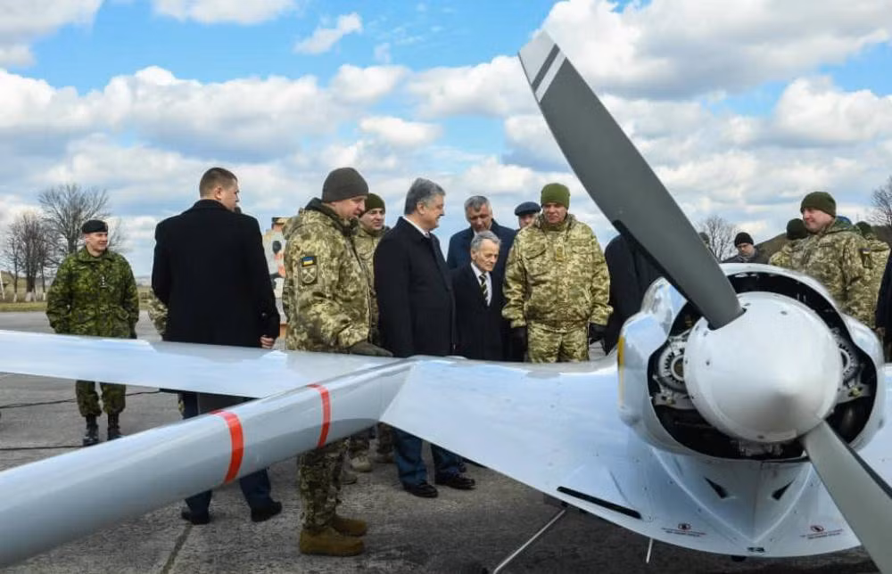 Bayraktar TB2 có thể được coi là một hệ thống UCAV tấn công, mỗi hệ thống gồm 6 UAV, 2 trạm điều khiển mặt đất (GCS), 3 thiết bị đầu cuối dữ liệu mặt đất (GDT), 2 thiết bị đầu cuối video từ xa (RVT) và thiết bị hỗ trợ mặt đất.