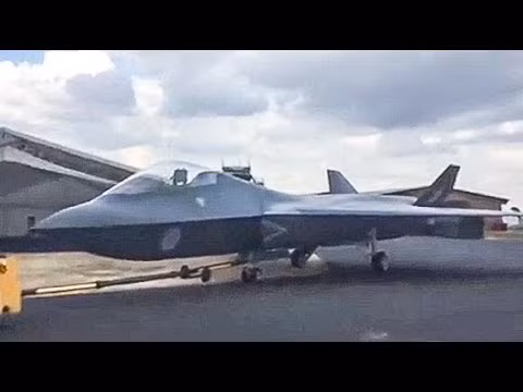 Chưa hết, các hệ thống hỗ trợ như xe nạp nhiên liệu hay nạp vũ khí cũng sẽ đều có khả năng điều khiển tự động. Điều này giúp cho Tempest có thể hoạt động trong những sân bay đã bị ô nhiễm (phóng xạ hoặc vũ khí hóa học) - nơi mà con người không thể thực hiện được nhiệm vụ hậu cần cho máy bay. Nguồn ảnh: BI.