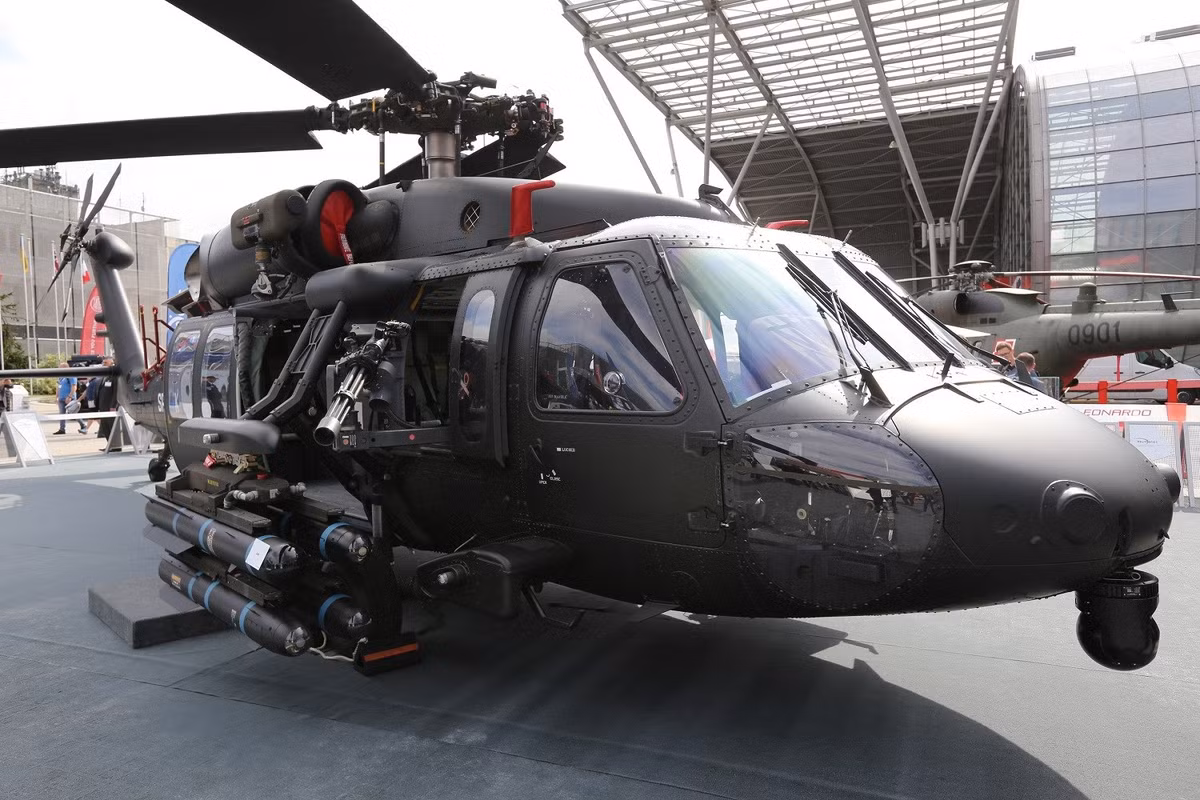 Trực thăng đa dụng S-70i Black Hawk là phiên bản xuất khẩu được Mỹ cải biên từ dòng trực thăng UH-60 Black Hawk trứ danh của nước này. Hiện tại, S-70i đang được hai tập đoàn Sikorsky và Sikorsky P'Mielec kết hợp sản xuất. Nguồn ảnh: BMDP.