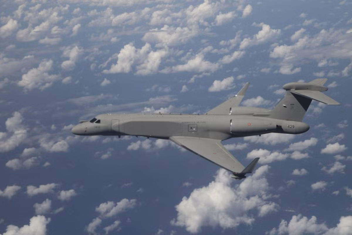 Mặc dù vậy, Gulfstream G550 được cho là loại máy bay cảnh báo sớm "đáng đồng tiền" khi nó có thể theo dõi, giám sát được vùng biển rộng tới 450 cây số vuông. Nguồn ảnh: Pinterest.