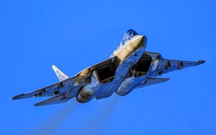 Thông tin mới nhất cho thấy nguyên mẫu tiêm kích Su-57 mang số hiệu 509 được khởi động trước một chuyến bay thử. Hệ thống thủy lực được kích hoạt và diềm cánh được thu lại, cho thấy góc nhìn thẳng vào cửa hút khí động cơ bên trái máy bay.