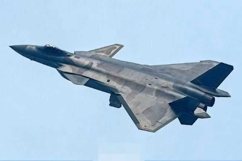 Trong tương lai, khi tàu sân bay thứ ba của Trung Quốc được hình thành, rất có thể J-15 sẽ vẫn tiếp tục là phản lực cơ chủ lực. Bản thân J-20 của Trung Quốc dù rất hiện đại, nhưng vẫn cần rất nhiều nâng cấp nếu muốn hoạt động được trên tàu sân bay. Nguồn ảnh: Sina.