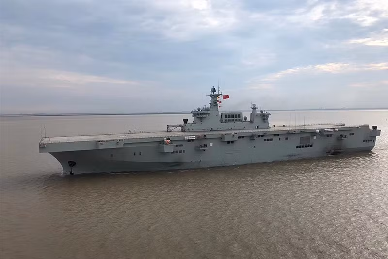 Tuy nhiên, tàu sân bay Type 075 thứ hai của Trung Quốc sẽ bắt đầu đi vào hoạt động trong năm 2021 tới đây và được đưa vào biên chế của hạm đội Nam Hải chứ không phải hạm đội Đông hải như nhiều dự đoán trước đó. Nếu Type 075 được biên chế về hạm đội Nam Hải, vùng biển hoạt động chủ yếu của tàu sân bay này sẽ là khu vực biển Đông quanh đảo Hải Nam. Nguồn ảnh: Chinamilitary.