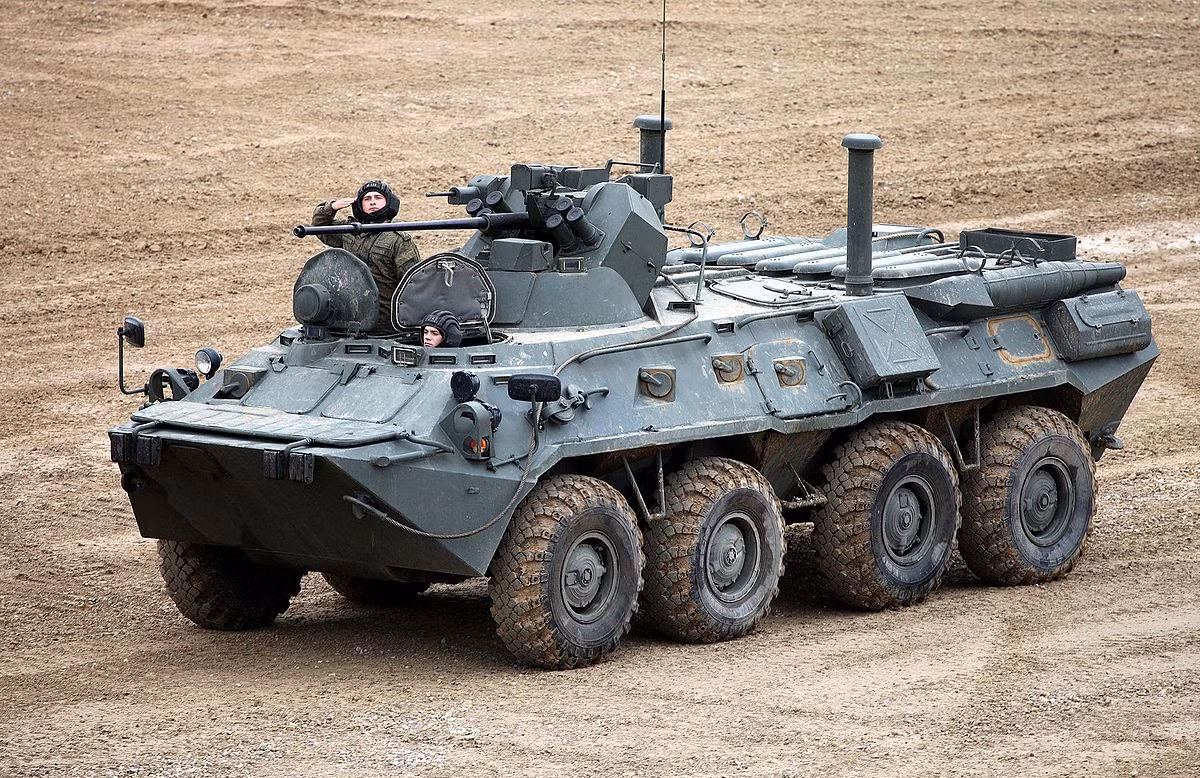 Về vụ việc xe thiết giáp chở quân BTR-82 bị tấn công, loại vũ khí được sử dụng được cho là tên lửa chống tăng có điều khiển ATGM chứ không phải là súng chống tăng vác vai hạng nhẹ. Nguồn ảnh: BMDP.