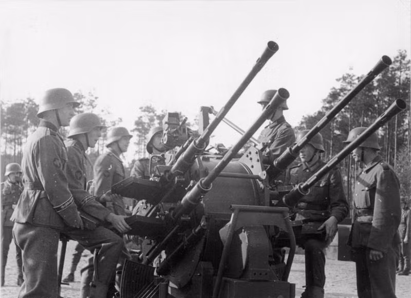 Tốc độ bắn lý thuyết của pháo phòng không 2cm FlaK 30/38 lên tới 280 viên/phút, thực tế sử dụng khẩu pháo này có khả năng bắn với tốc độ 120 viên/phút - quá đủ để đối phó với các loại máy bay sử dụng động cơ cánh quạt thời bấy giờ. Nguồn ảnh: Warhistory.