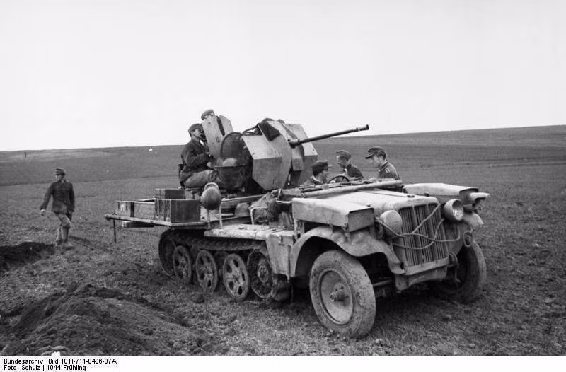 Tuy nhiên, hiếm có loại vũ khí nào ra đời sau này có thành tích đáng nể như 2cm FlaK 30/38. Khẩu pháo này đã từng chiến đấu từ Chiến tranh Thế giới thứ hai rồi tới cuộc chiến tranh giành độc lập ở Trung Quốc, tiếp tục tham chiến ở Triều Tiên, góp mặt ở Chiến tranh Việt Nam và nhiều cuộc chiến khác trên khắp thế giới trong những năm thập niên 60, 70 và 80 của thế kỷ trước. Nguồn ảnh: Warhistory.