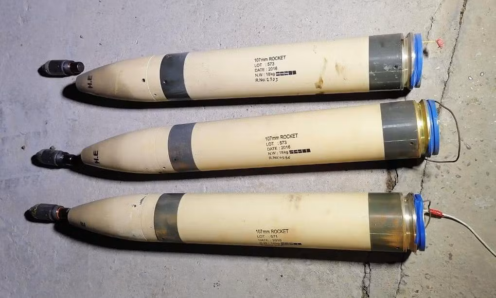Ông đăng ảnh chụp ba quả đạn pháo phản lực (rocket), cho biết chúng bị "phóng xịt" và coi đây là bằng chứng cho thấy Iran đứng sau vụ tấn công nhằm vào đại sứ quán Mỹ tại Baghdad. Hình ảnh cho thấy 3 quả rocket với ngòi nổ được tháo rời, trên thân có những dòng chữ tiếng Anh gồm "rocket 107 mm", "lô 573", "năm 2016", "khối lượng tịnh 18 kg" và con số dường như là số thứ tự trong lô đạn. Phần đầu quả đạn cũng có chữ "HE", cho thấy nó sử dụng thuốc nổ mạnh.