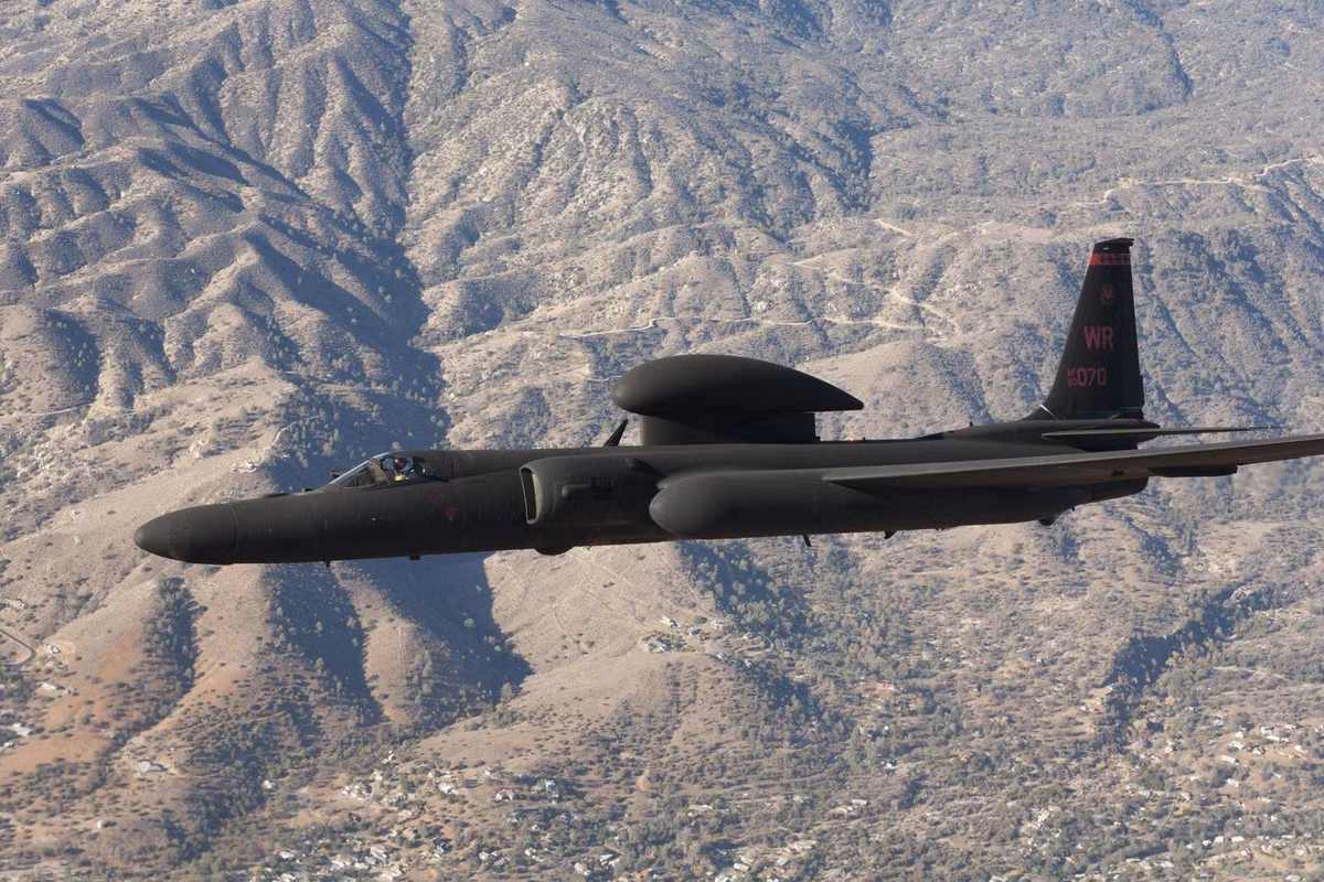 Những chiếc U-2 suýt bị khai tử bởi máy bay do thám không người lái Global Hawk 30, tuy nhiên sau khi đánh giá và xem xét, Không lực Mỹ vẫn tiếp tục giữ lại chiếc máy bay có biệt hiệu Dragon Lady vốn là biểu tượng của Mỹ trong Chiến tranh lạnh này.