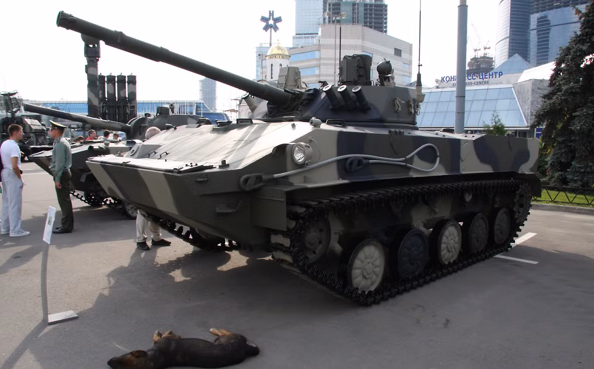 Kíp chiến đấu của BMD-4 tiêu chuẩn bao gồm ba thành viên bao gồm trưởng xa, xạ thủ và lái xe. Loại thiết giáp này cũng có khả năng chở quân với việc mang theo tối đa được năm lính với đầy đủ trang bị vũ khí. Nguồn ảnh: BMDP.