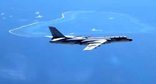 Không quân Trung Quốc có khoảng 160-180 máy bay ném bom H-6K - phi cơ ném bom chủ lực hiện đại nhất của họ. H-6K có tầm bay khoảng 6.000 km, kém xa so với các phi cơ ném bom của Nga và Mỹ.