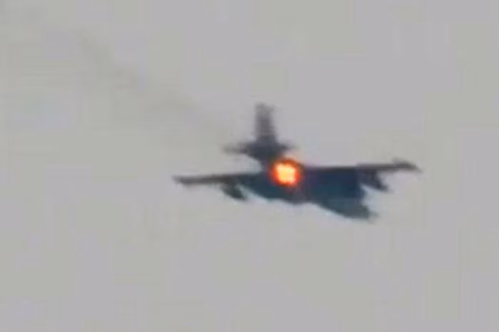 Giới chức quân sự phía Azerbaijan cho biết, cường kích cơ Su-25 của nước này đã bị bắn hạ bởi tên lửa phòng không tầm ngắn của đối phương ngay sau khi vừa thực hiện xong một pha tấn công. Nguồn ảnh: BMDP.