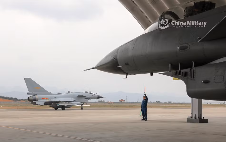 J-10 cũng là tiêm kích đa năng duy nhất đang phục vụ trong biên chế của Trung Quốc. Các loại tiêm kích hiện đại hơn như Su-30 hay Su-35 đều được Trung Quốc xếp vào hạng máy bay chiếm ưu thế trên không. Nguồn ảnh: Sina.