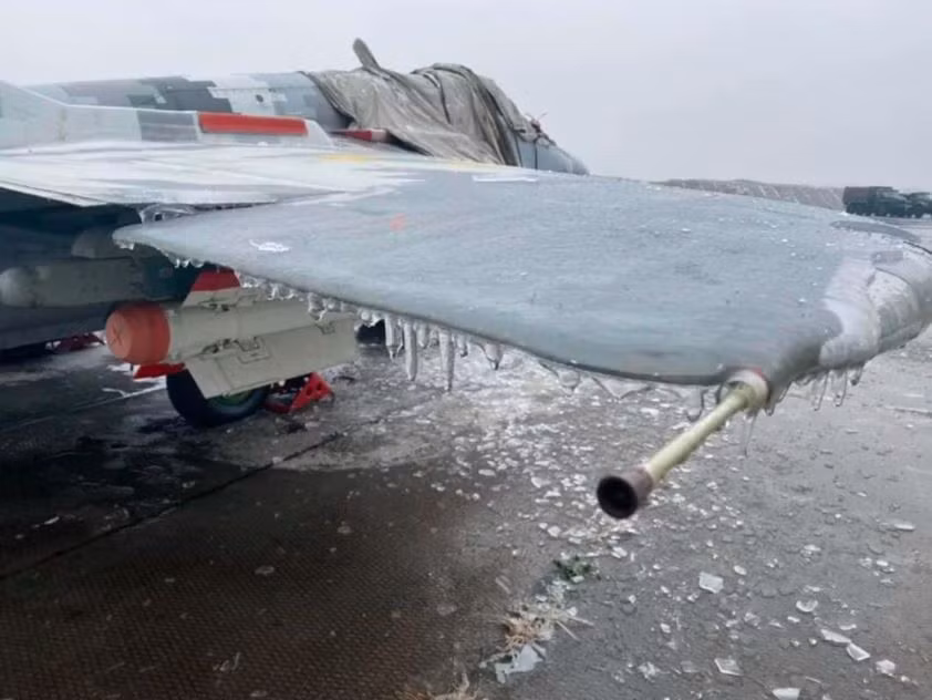 Một chiếc tiêm kích MiG-29 của Ukraine đã bị đông cứng toàn bộ máy bay sau khi hứng chịu cơn mưa tuyết cùng nhiệt độ xuống thấp kỷ lục ở quốc gia này hôm đầu tuần vừa rồi. Nguồn ảnh: Defence.
