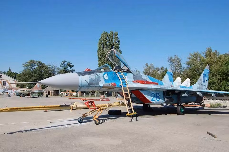 Ngoài ra, truyền thông Ukraine cũng cho biết mặt sân bay tại các căn cứ quân sự của nước này đều bị phủ băng khiến cho các chiến đấu cơ gần như không thể cất cánh được. Nguồn ảnh: Pinterest.
