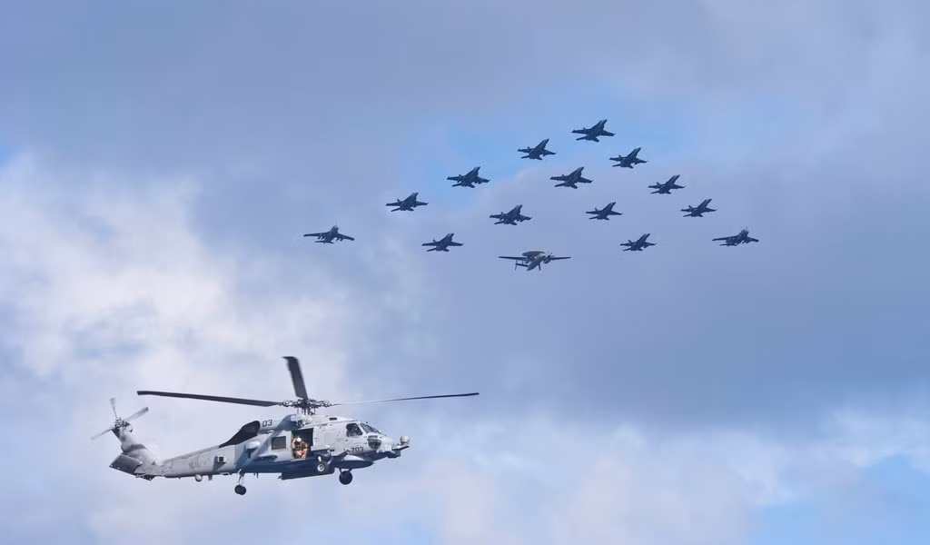 Năng lực hàng không của CVN-74 gồm 4 phi đội tiêm kích tấn công, một phi đội tác chiến điện tử, một phi đội cảnh báo sớm trên không, 2 phi đội trực thăng và một phi đội hậu cần. Ảnh: Flickr Hải quân Mỹ.