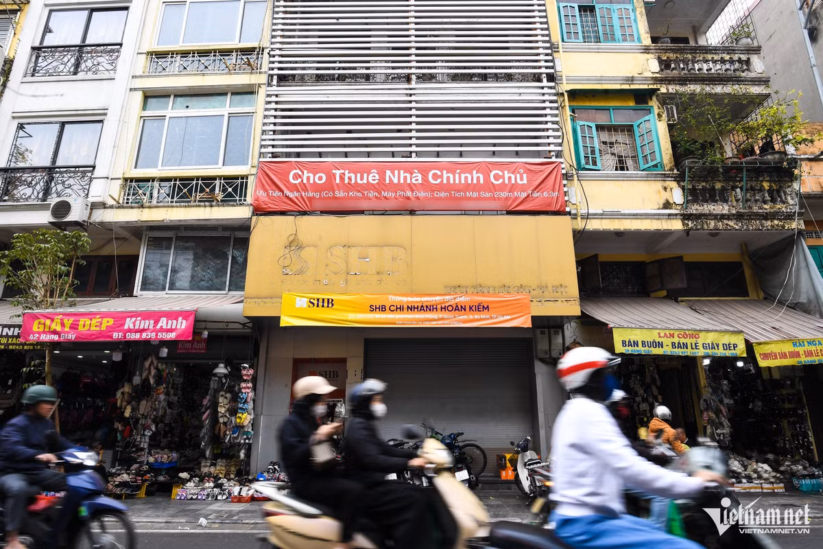 Một ngôi nhà nằm trên phố Hàng Giấy có mặt tiền 6,3m, diện tích mặt sàn 230m2, được quảng cáo là có sẵn kho tiền, máy phát điện... ưu tiên cho thuê để kinh doanh chi nhánh ngân hàng. Tấm băng rôn treo ngoài cửa còn nguyên nội dung bàn giao nhà ngay 1/1/2025 nhưng đến nay vẫn chưa có dấu hiệu hoạt động. Trên một website bất động sản, căn nhà này được rao cho thuê giá 250 triệu đồng/tháng, nếu khách chỉ thuê riêng tầng 1 mức giá là 100 triệu đồng. 