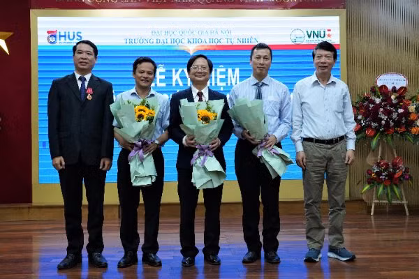 Giao su tre nhat nam 2022: Nang long voi rom ra, dong ruong