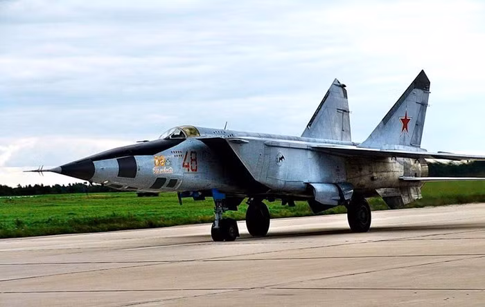 MiG-25 cũng lập kỷ lục về khả năng leo cao, trong thời gian 4 phút 11 giây, đã đạt đến độ cao 35.000 m; độ cao mà nhiều máy bay chiến đấu khác không thể đạt tới.