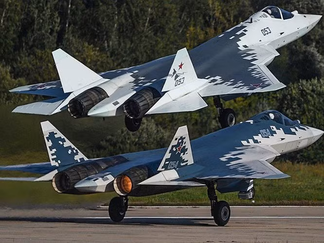 Su-57 có diện tích phản xạ radar ở mức quá cao, động cơ chưa có khả năng che giấu tín hiệu hồng ngoại, những điều này sẽ làm nó trở thành miếng mồi ngon của phòng không đối phương.