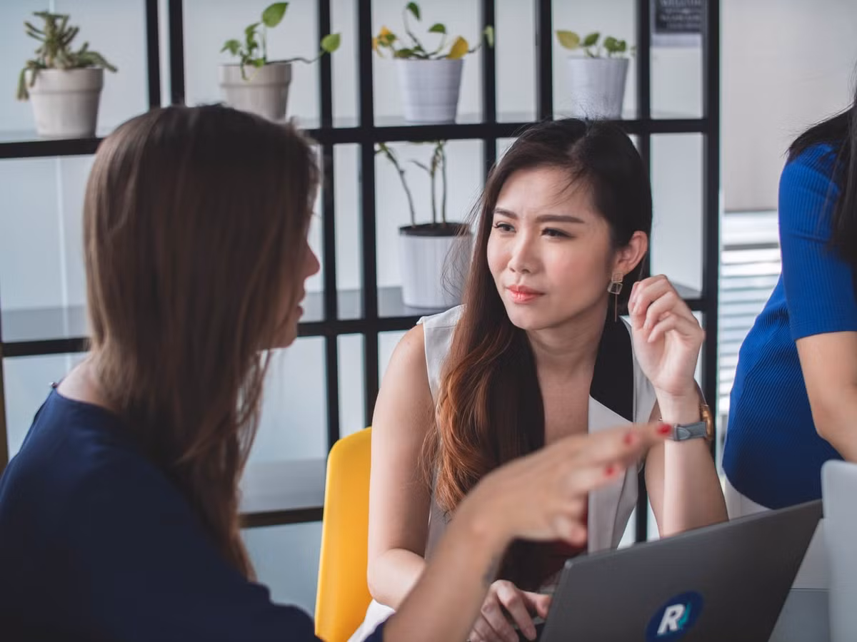 Bực tức khi đi họp lớp bị tình cũ của chồng “cà khịa“ Buc tuc khi di hop lop bi tinh cu cua chong “ca khia“