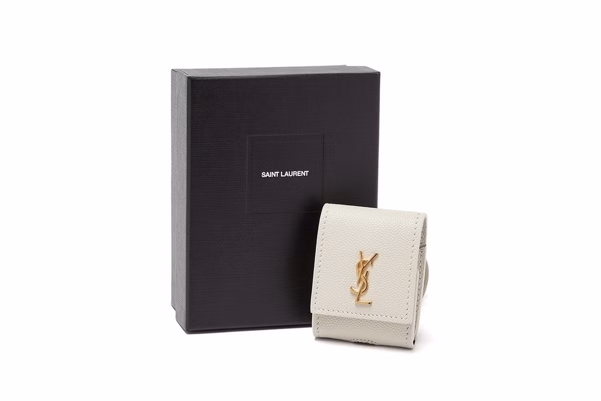 4. Saint Laurent Thiết kế hộp đựng AirPods của Saint Laurent có màu trắng thanh nhã cùng tông vàng cho logo của hãng. Phía sau có thiết kế dây đeo như một móc khóa tiện lợi cho khách hàng. Giá bán: 213 USD.
