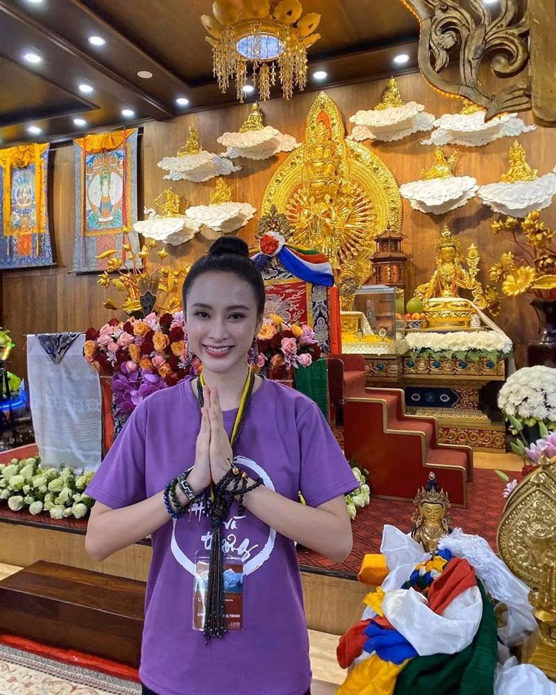 Qua những hình ảnh cô chia sẻ, có thể thấy cuộc sống của cô hiện tại bình dị. Nữ diễn viên chăm chỉ đi chùa, tu thiền và tham gia các hoạt động từ thiện. Đặc biệt, “bà mẹ nhí” hay trích dẫn những triết lý mà cô học được trong cuộc sống.