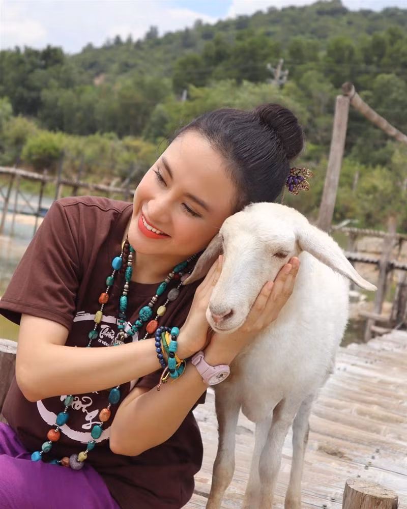 Khi mặc áo phông nâu cho tình nguyện viên của tu viện, Angela Phương Trinh sẽ kết hợp một vài chuỗi hạt màu sắc, đồng hồ hồng pastel.