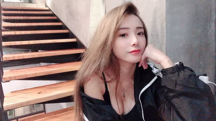 Sở hữu nhan sắc xinh đẹp, vòng một quyến rũ, ngay khi những bức ảnh của cô nàng được đăng tải lên mạng xã hội, nó đã thu hút một lượng lớn sự chú ý của cư dân mạng với những hình ảnh như nữ thần của mình.
