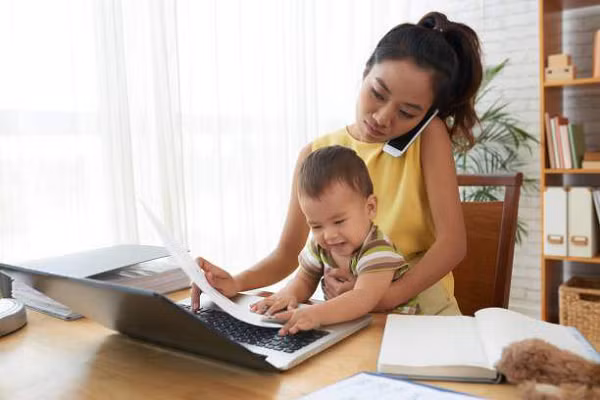 Mẹ "bỉm sữa" làm việc online tại nhà mùa dịch: Những sự cố "cười ra nước mắt" Me
