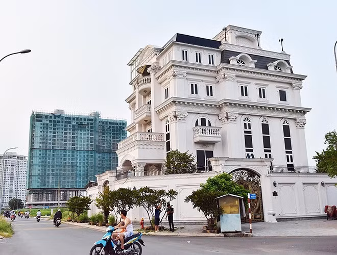 Căn biệt thự của Lý Nhã Kỳ tọa lạc tại khu dân cư Thảo Điền, quận 2 - một trong những vị trí đắt đỏ tại TP. HCM. Nhìn từ bên ngoài, biệt thự của người đẹp không khác gì lâu đài hoàng gia thời xưa