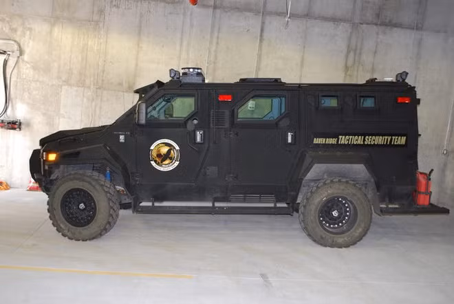 Kho vũ khí, áo giáp, và thậm chí là xe bọc thép luôn trong tình trạng sẵn sàng cho Survival Condo nếu như chiến tranh xảy ra.