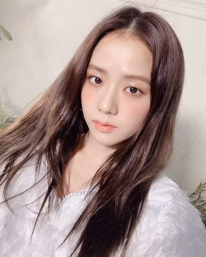 Trên Instagram cá nhân, bên cạnh hình ảnh nổi bật Jisoo cũng thường xuyên chia sẻ ảnh về cuộc sống hàng ngày của bản thân. Chị cả của Black Pink gây chú ý nhờ nhan sắc của mình. Mỹ nhân xứ Hàn sở hữu làn da trắng mịn.