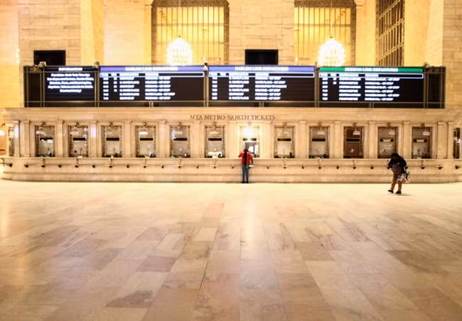 Nhà ga Grand Central trong giờ cao điểm nhưng vẫn hiu quạnh, vắng người. 