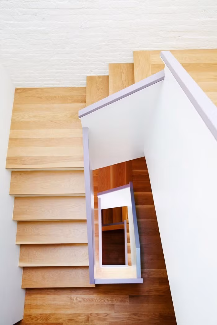 Chỉ chiếm diện tích khiêm tốn nhưng mẫu cầu thang này thực sự chiếm được cảm tình của mọi người nhờ thiết kế tỉ mỉ đến từng cm. 
