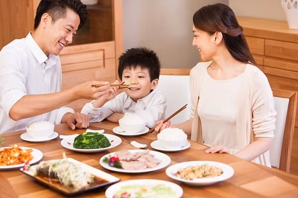 Dan ong yeu vo nhieu hay it, nhin qua mot bua com la ro