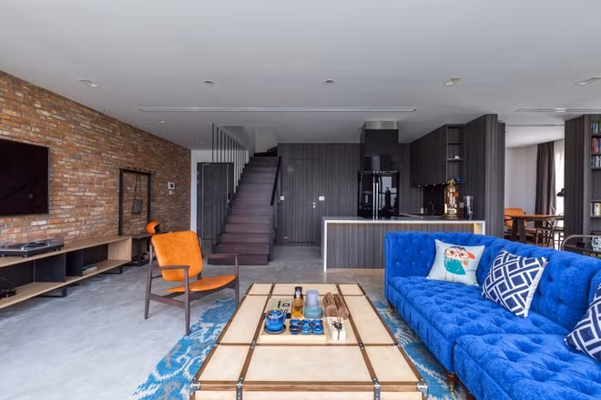 Với diện tích một sàn 90 m2, khá hạn chế so với quy mô chung của các căn penthouse, kiến trúc sư bỏ qua sự ngăn chia không cần thiết giữa các phòng, tạo ra không gian rộng và thoáng đãng trên cao.