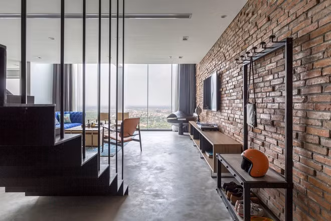 Bước chân vào tiền phòng cũng khiến khách đến chơi cảm nhận được sự cá tính của chủ nhà từ vật liệu trong nội thất và cách bài trí.